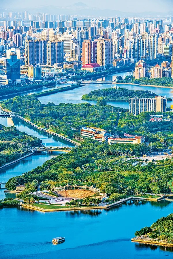 全域土地综合整治，筼筜湖畔的白鹭洲公园景色。高处俯瞰，筼筜湖的一湾碧水，如同一条蓝丝带飘入鹭岛厦门