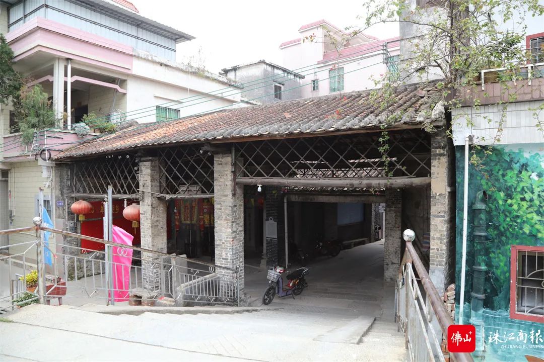  杏坛镇古朗村的南海神庙由于年久失修，存在局部墙体、柱子倾斜，木构糟朽，墙体开裂等现象。