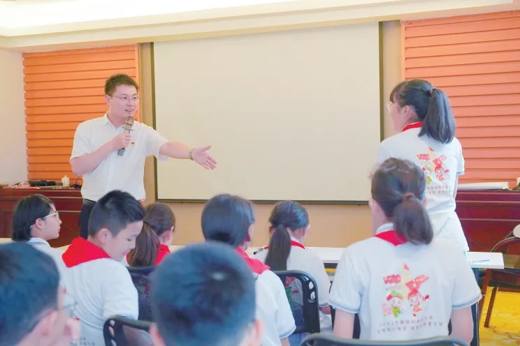 智慧博物馆， 讲解员为新疆学生上党课