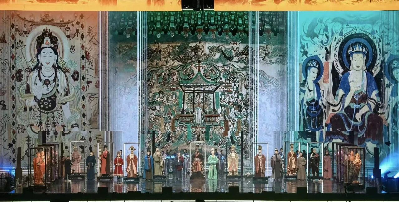 12月7日晚，由国家文物局等支持，中国国家话剧院出品的音乐话剧《受到召唤·敦煌》在国家速滑馆“冰丝带”正式首演。2